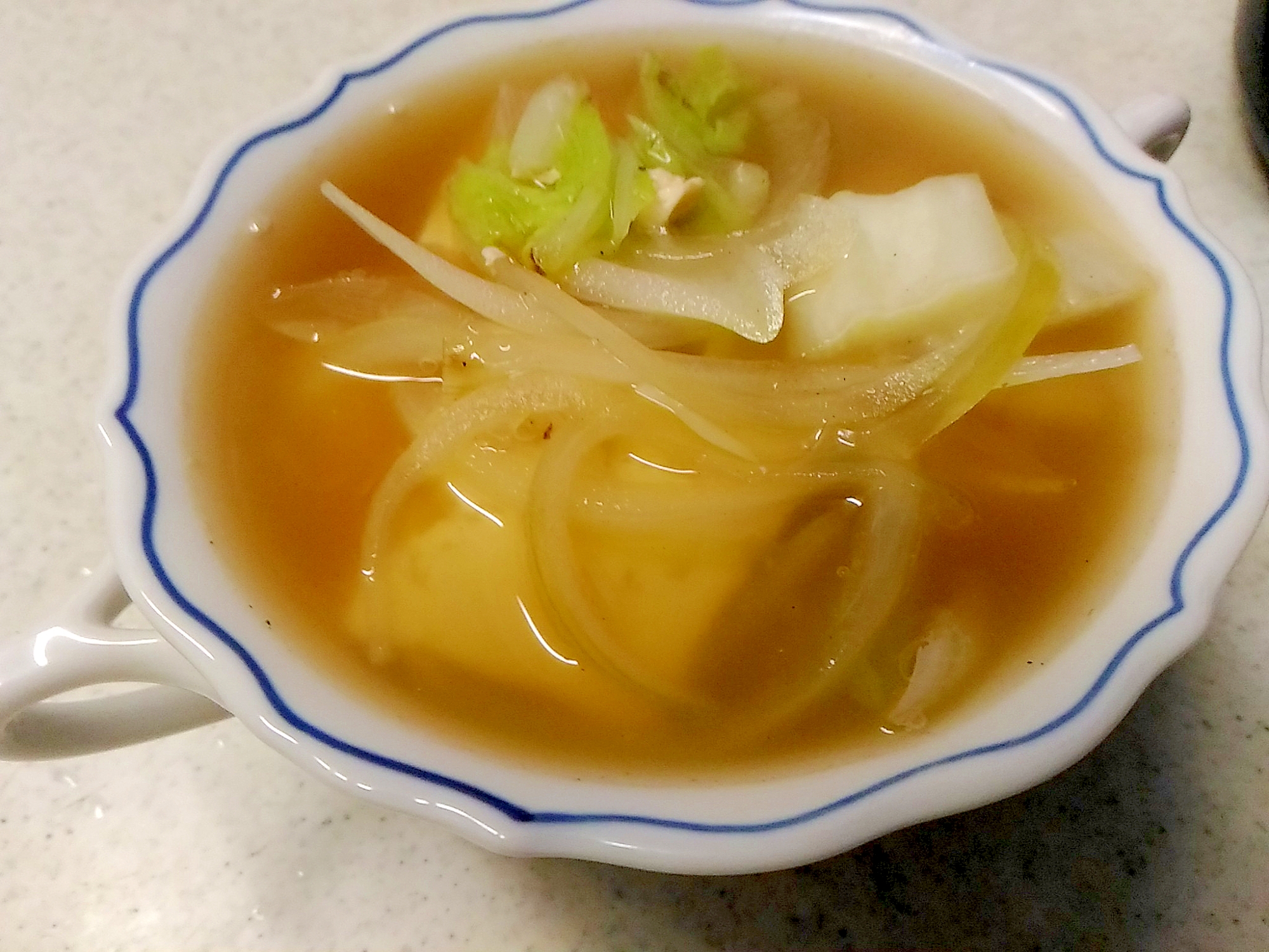 豆腐と玉葱、白菜の和風スープ
