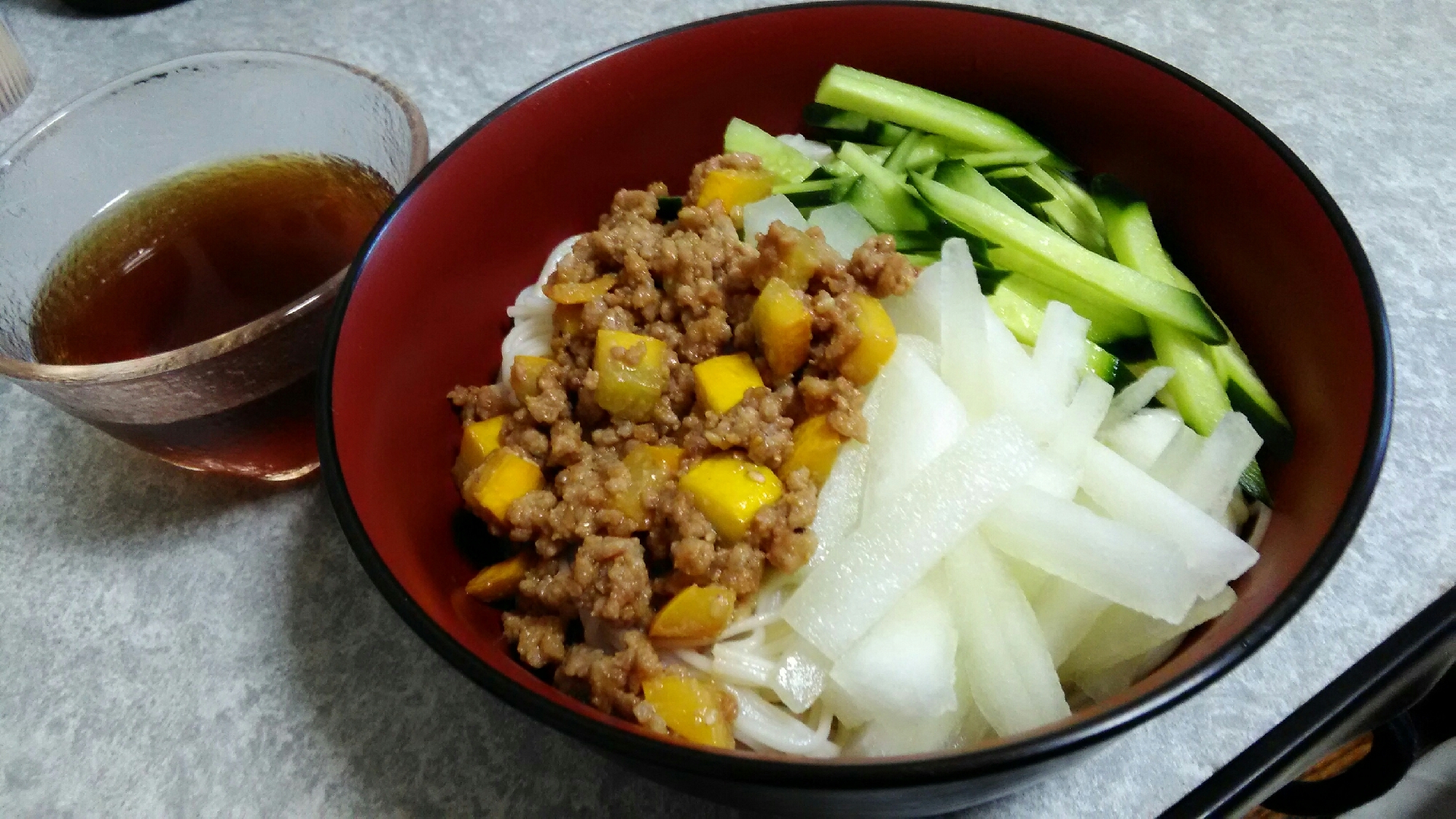 簡単おいしい！国産夏野菜サラダと肉味噌のそうめん