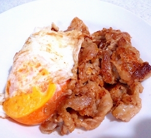 目玉焼きと豚バラの甘辛炒め