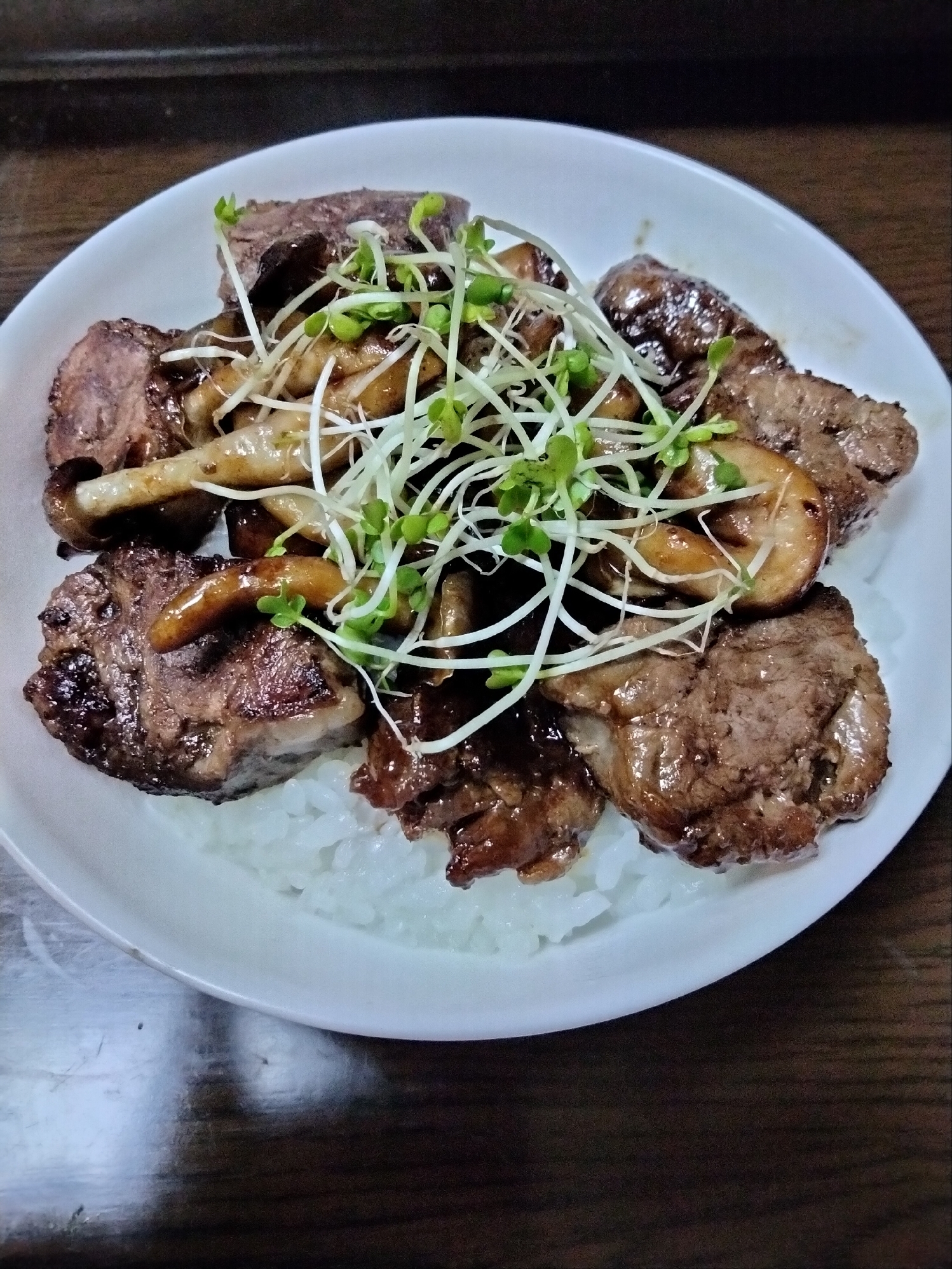 しめじとひとくちステーキ丼 バター醤油味