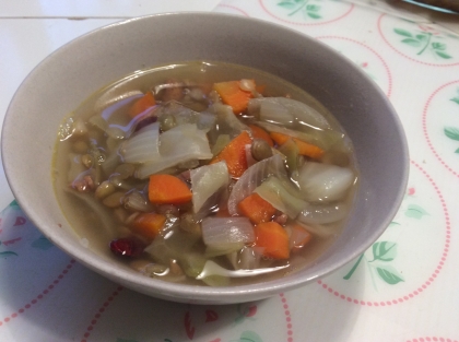 野菜とソーセージ、塩えんどう豆のスープ