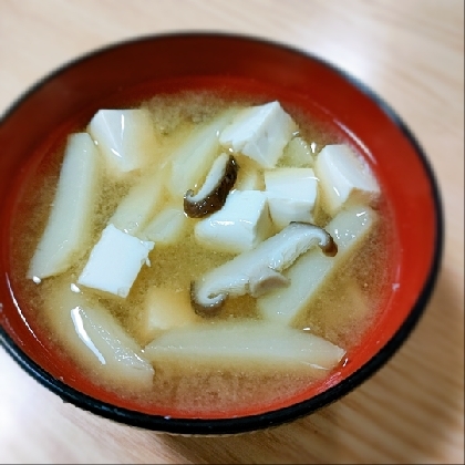 しいたけとじゃがいも、豆腐のお味噌汁