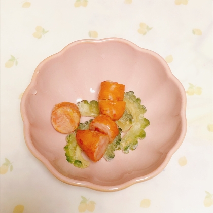 ゴーヤしめじウインナーのごま油炒め