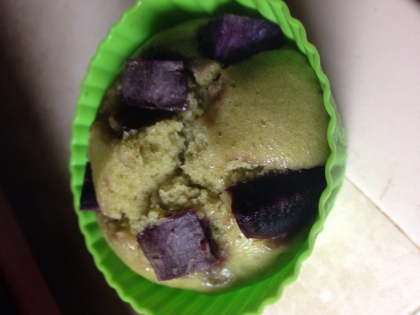 腹割れ具合が
かわいいです〜
紫芋を上に
飾りました。
蒸しパンっていいですよね！