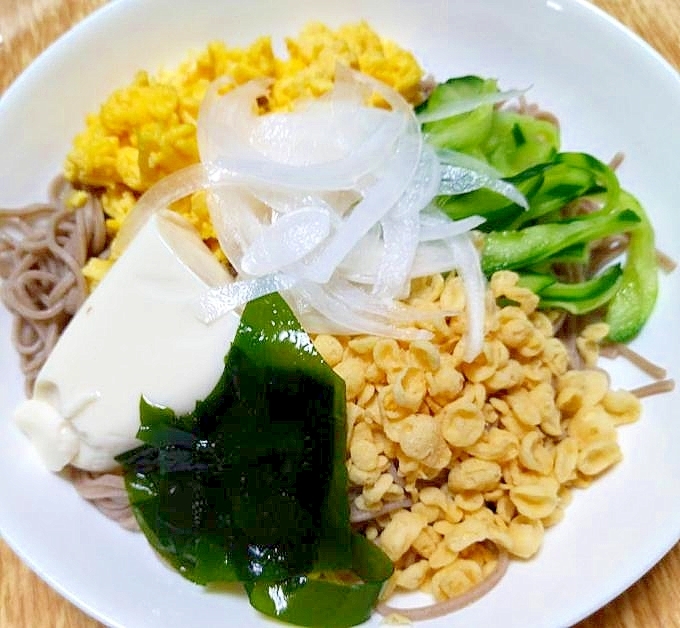 具だくさんの冷やし蕎麦