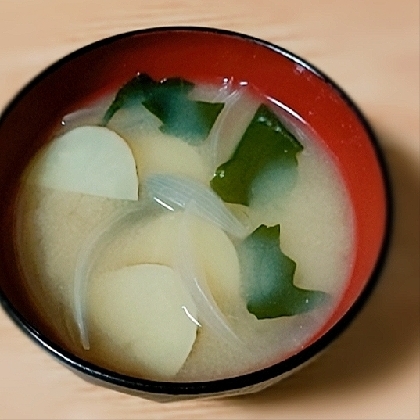 新じゃがと新玉葱とわかめのお味噌汁(白味噌椎茸だし