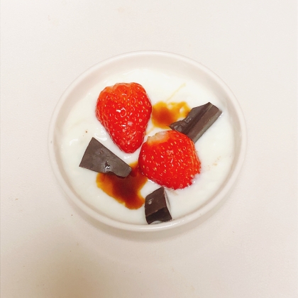 いちごとチョコの黒蜜ヨーグルト