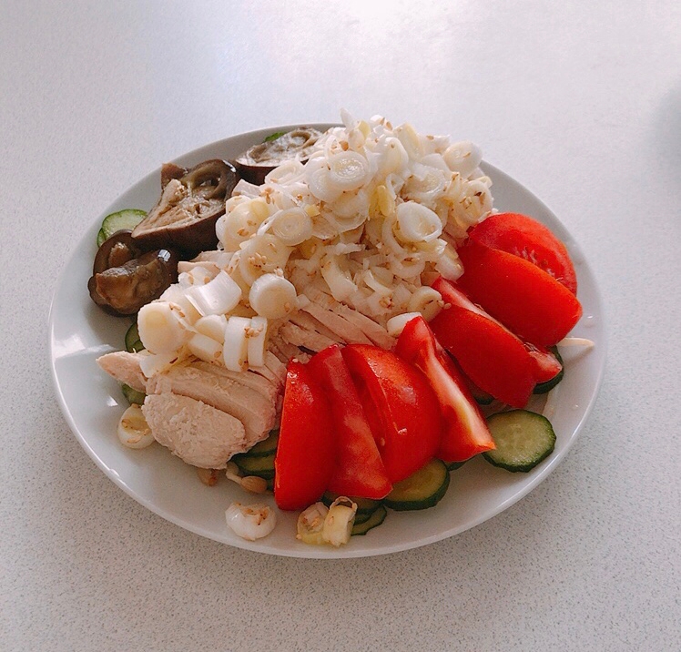 蒸し鶏と夏野菜の冷やし中華風サラダ