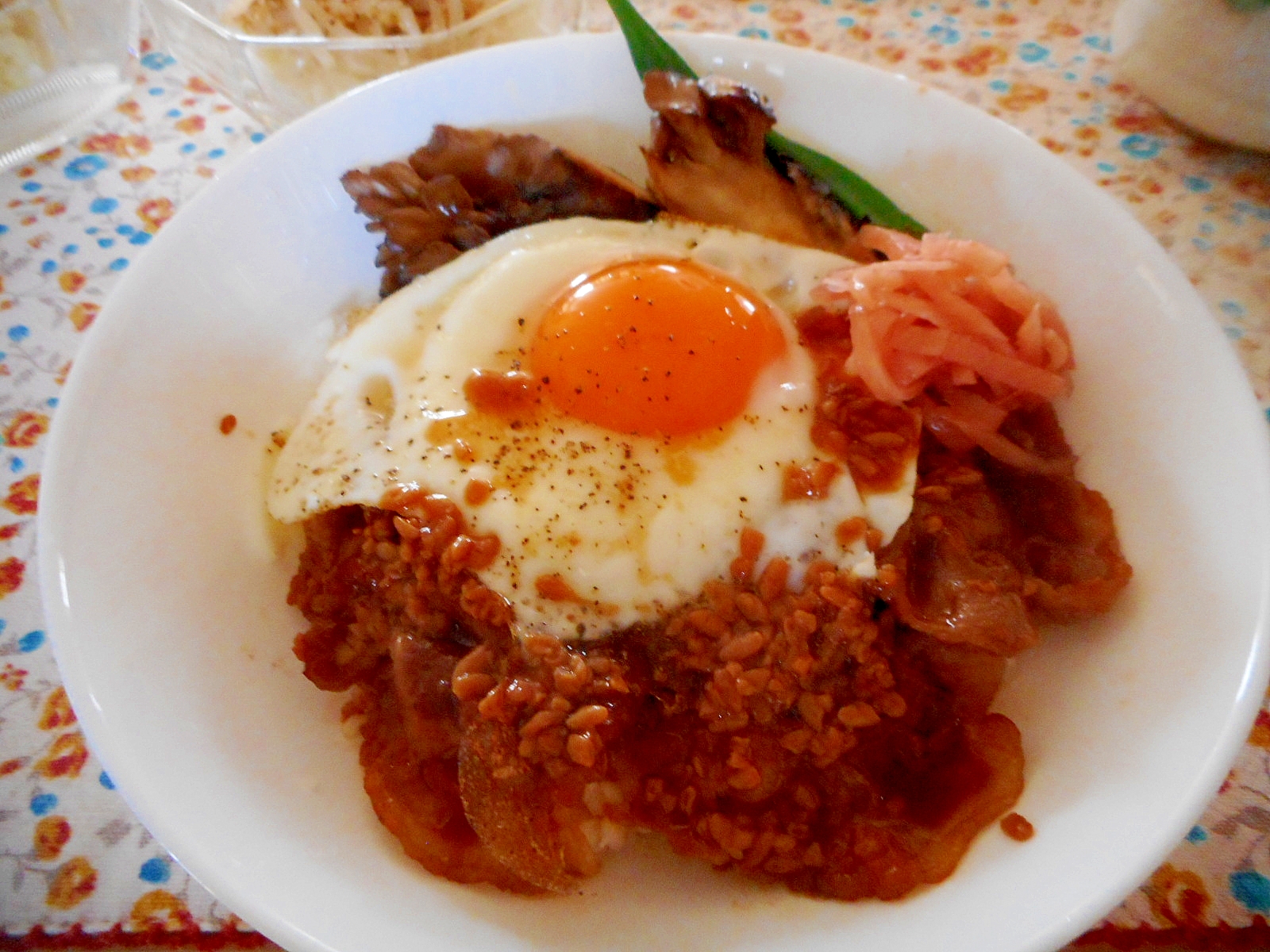 豚肉とマイタケの醤油麹ダレ丼