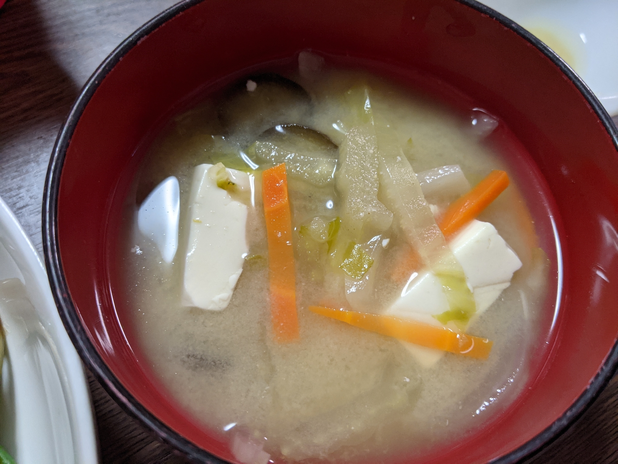 豆腐と人参とナスと白菜の味噌汁