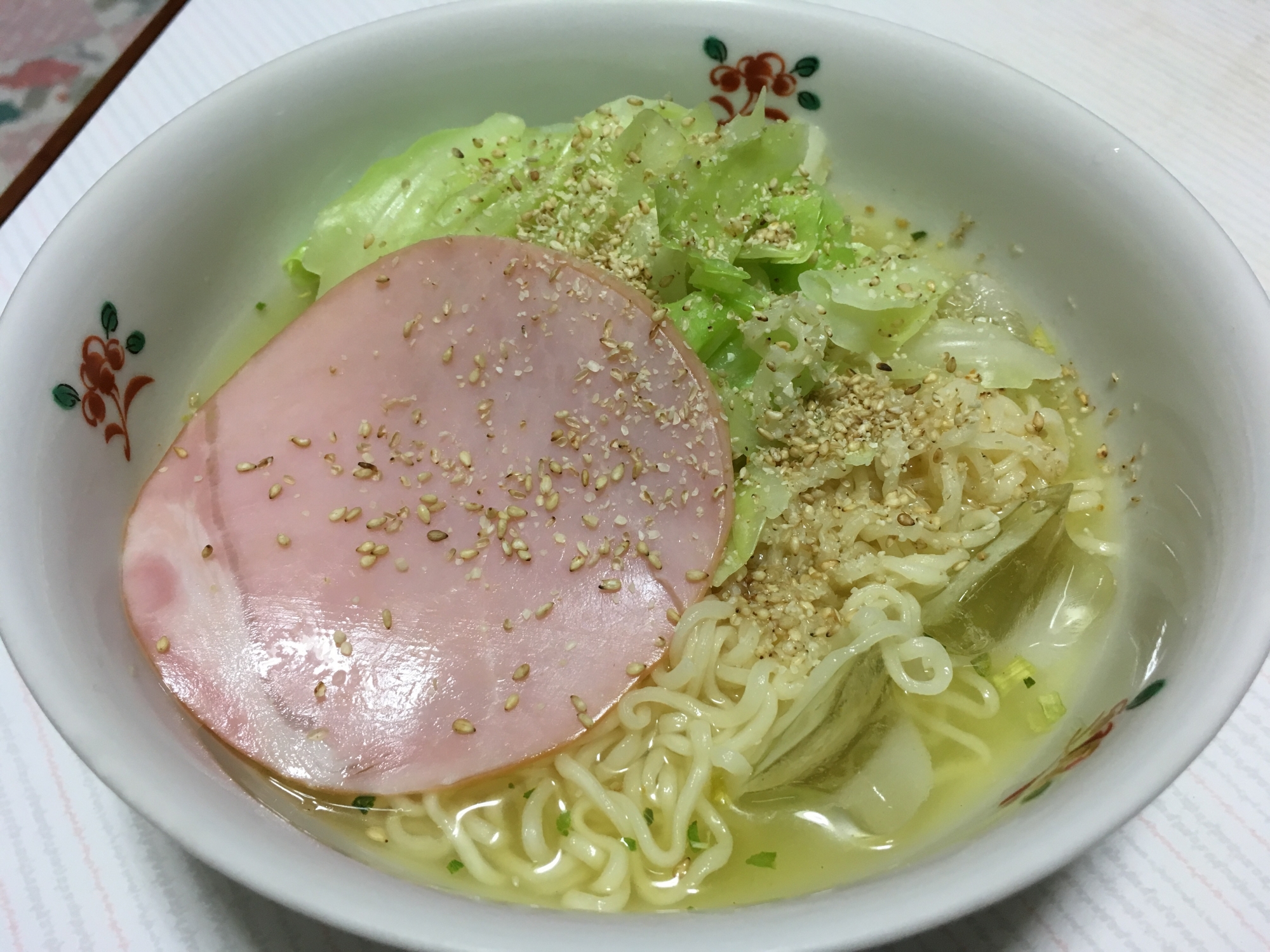 白い器に盛り付けられた冷やしラーメン