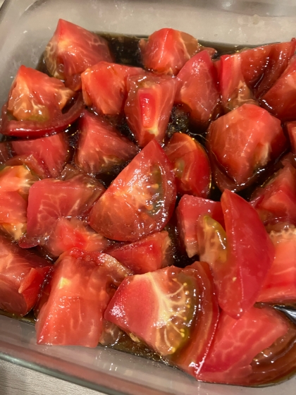 にんにくが隠し味　トマトの角切りサラダ