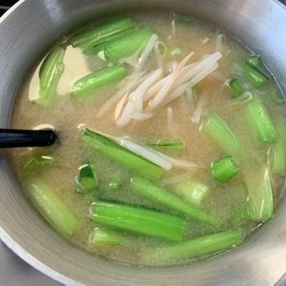 小松菜の葉っぱ部分は他の料理に使ったので、味噌汁に入れたのは茎部分だけなのですが、美味しく頂きました(*´ｰ`*)