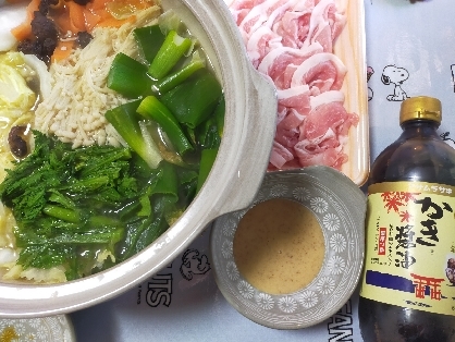 アサムラサキ様かき醤油使って簡単に鍋つゆ♪新鮮な広島牡蠣の味がきいて美味しかったです♪牡蠣醤油使ってのキャンペーンかレシピ作ったよキャンペーン開催して欲しいです