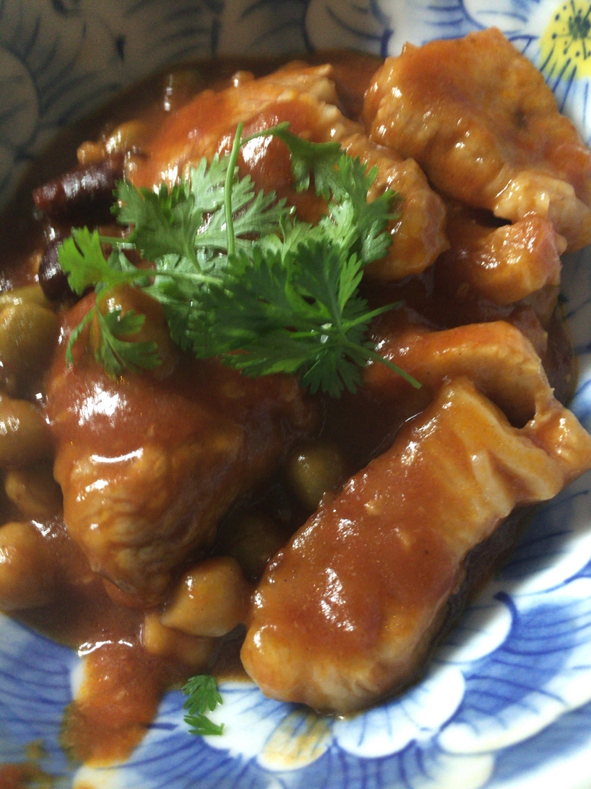 豚ロースと豆のトマト煮込み