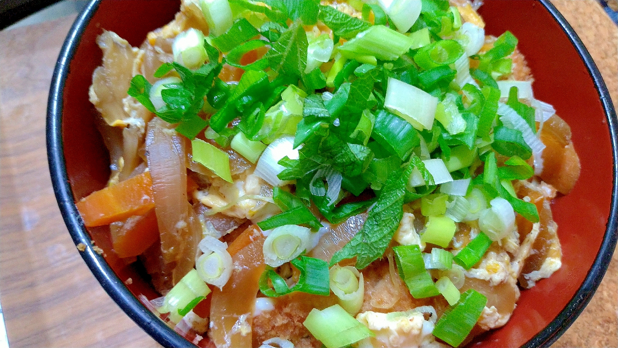 玉ねぎとネギいっぱいのカツ丼