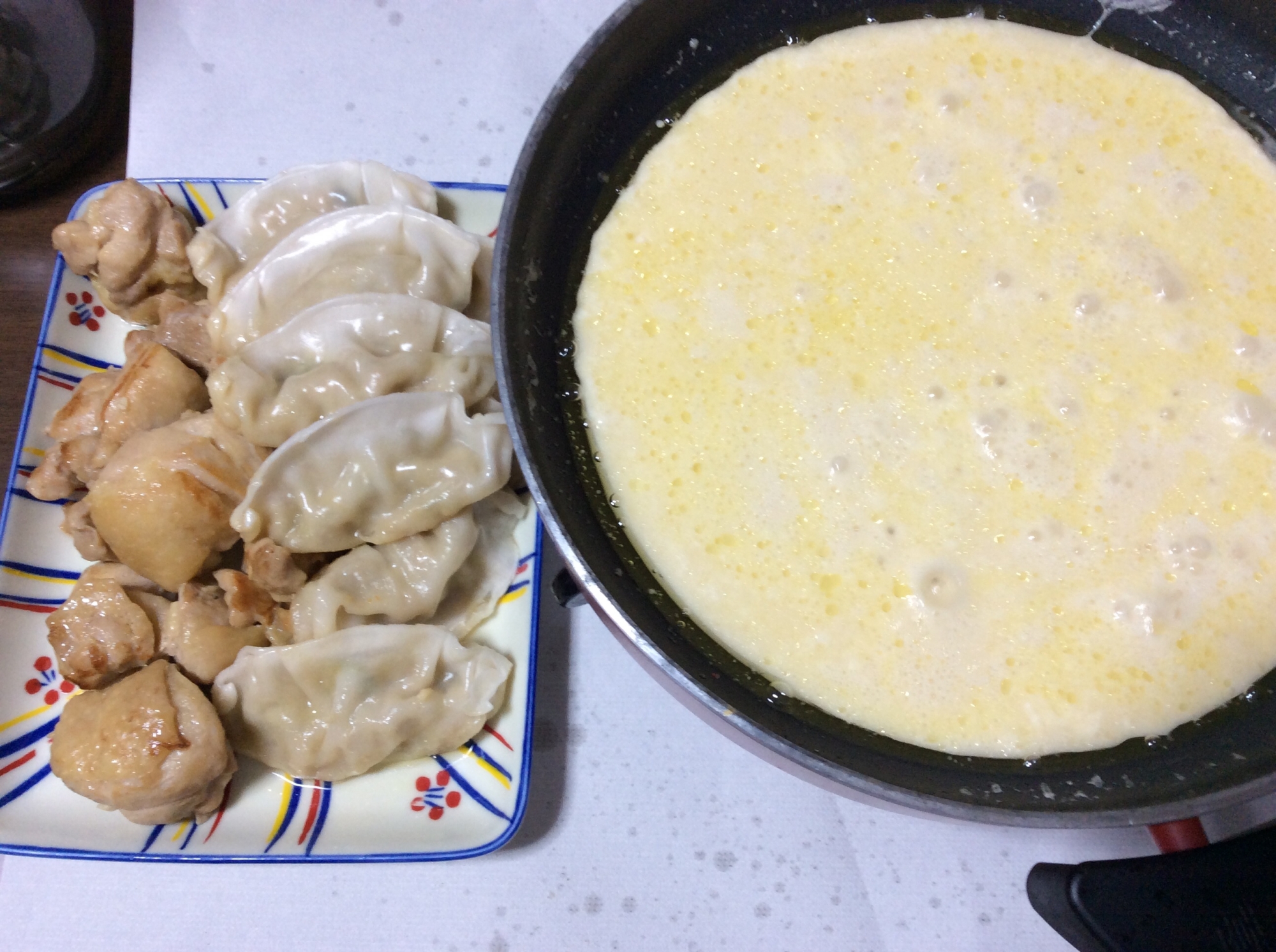 鶏肉ソテーと餃子の牛乳フォンデュ