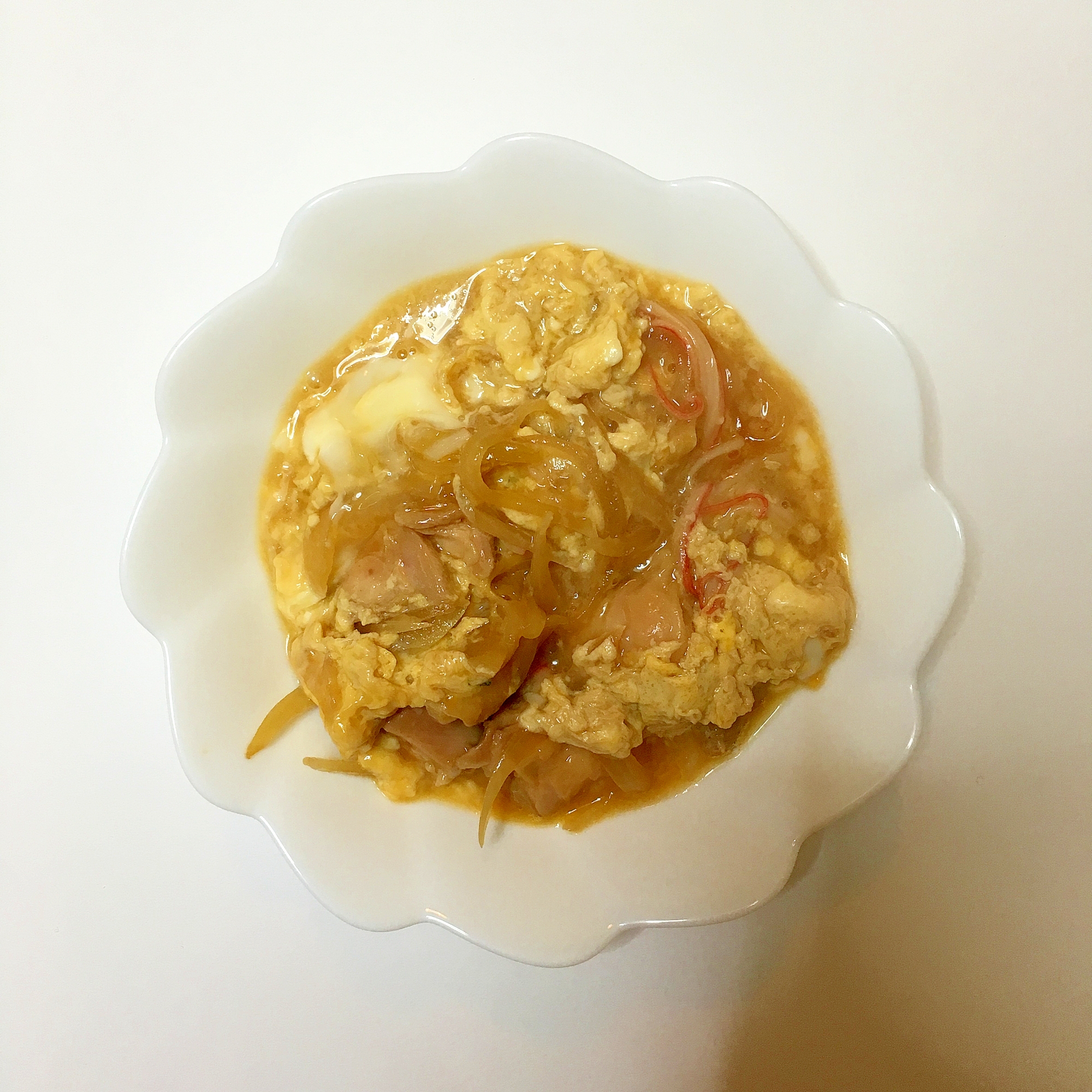 鶏肉、かにかま、玉ねぎの卵とじ