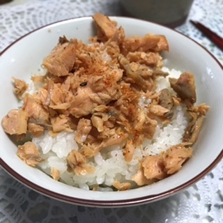 こんにちは。
鮭4枚で大量に作りました。
ご飯に乗せて食べたら、おかわり間違いなしですね。
美味しかったです。
ご馳走さまでした。