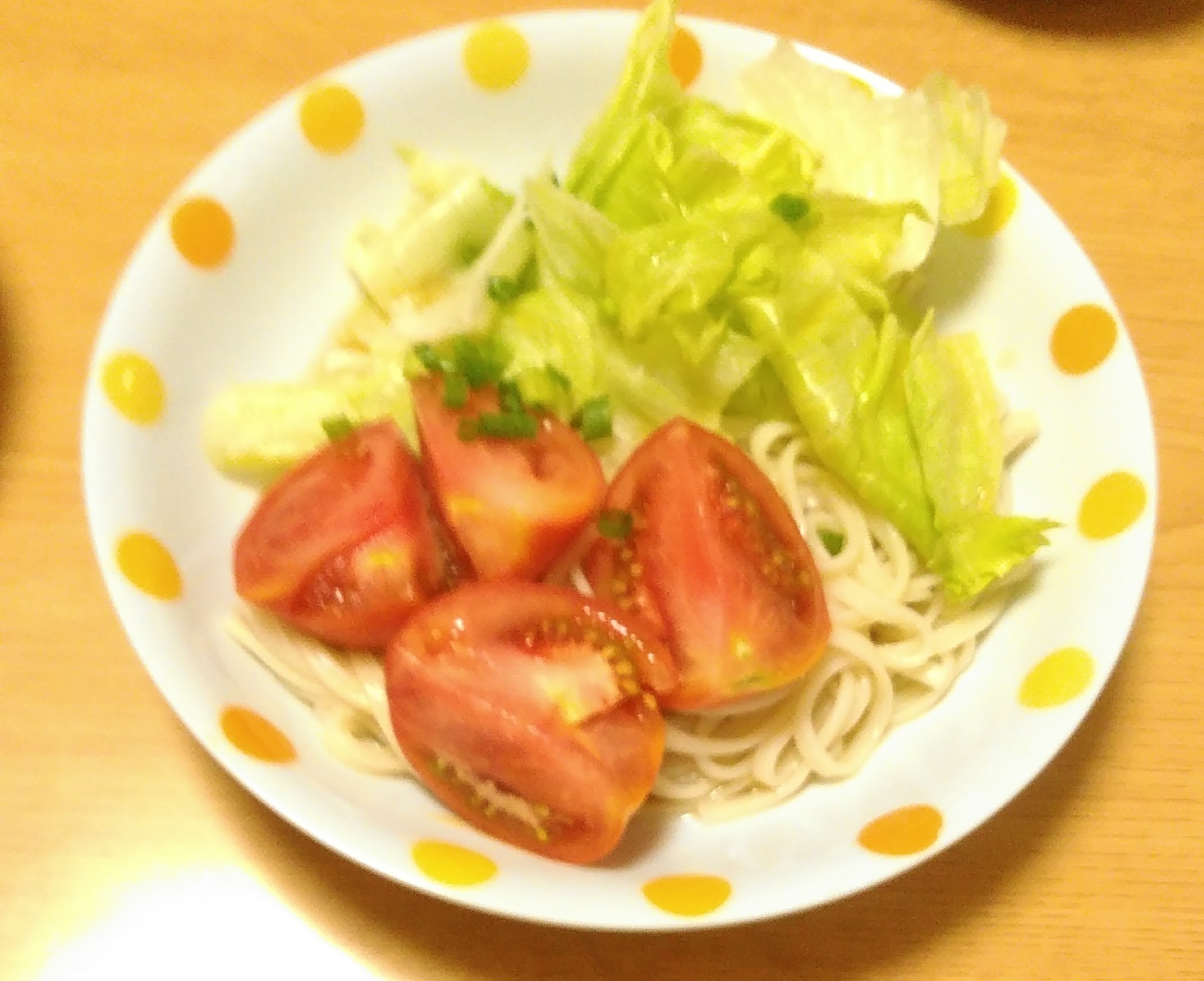 レタスとトマトのぶっかけうどん