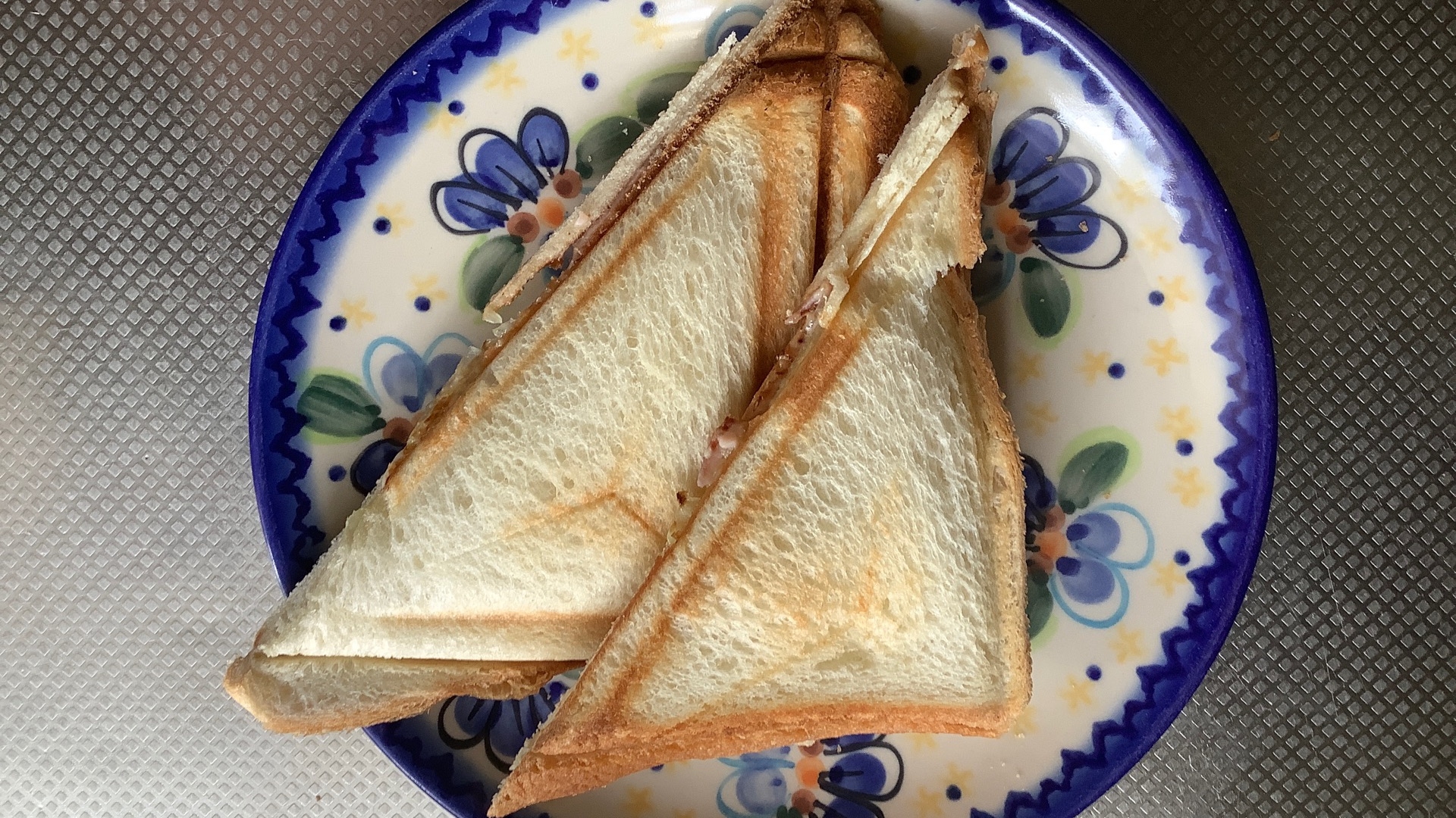 ハムとチーズのホットサンド