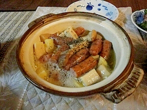 土鍋でエリンギとソーセージ・ジャガイモのアヒージョ