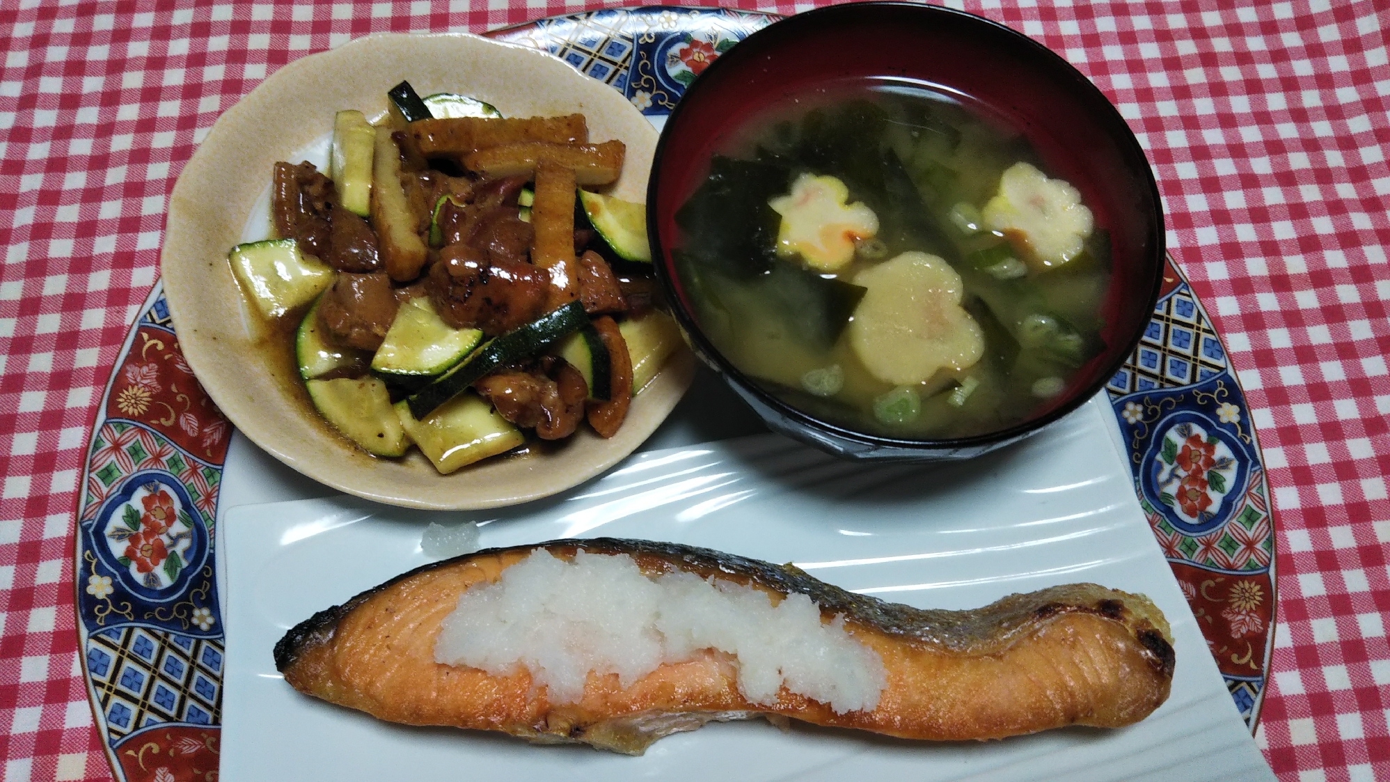 焼鳥ズッキーニ炒めとおろし焼き鮭とワカメの味噌汁☆