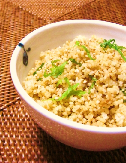 簡単に出来ましたぁ♪
緑は大葉で!! プチプチ食感の稗と生姜醤油がバッチリ!!
ご飯が進みますｎｅ!(^^)!
ちなみに…おこげもパリパリで美味しかったです♡笑