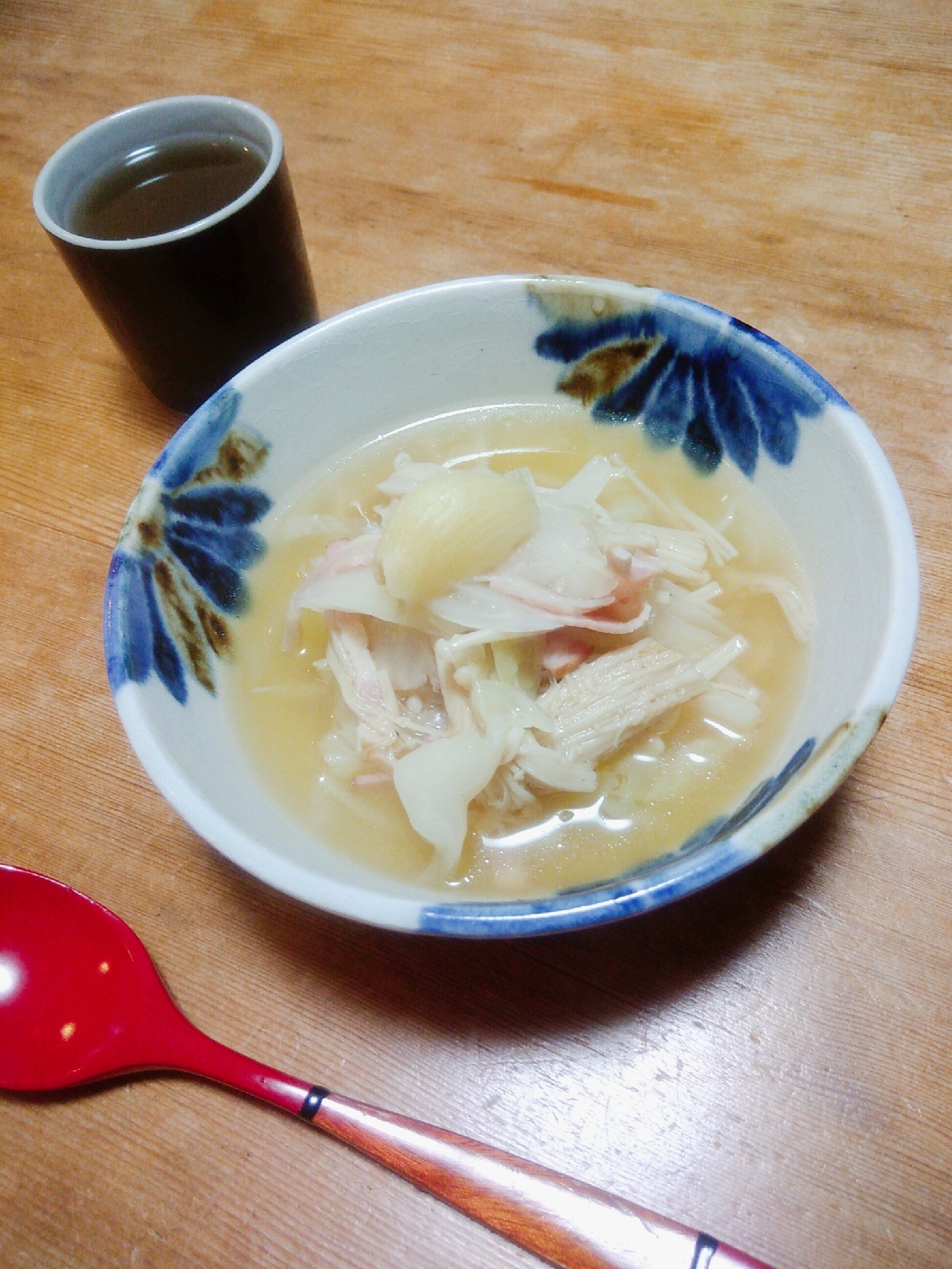 キャベツ・玉ねぎ・エノキ茸・ベーコン　スープ