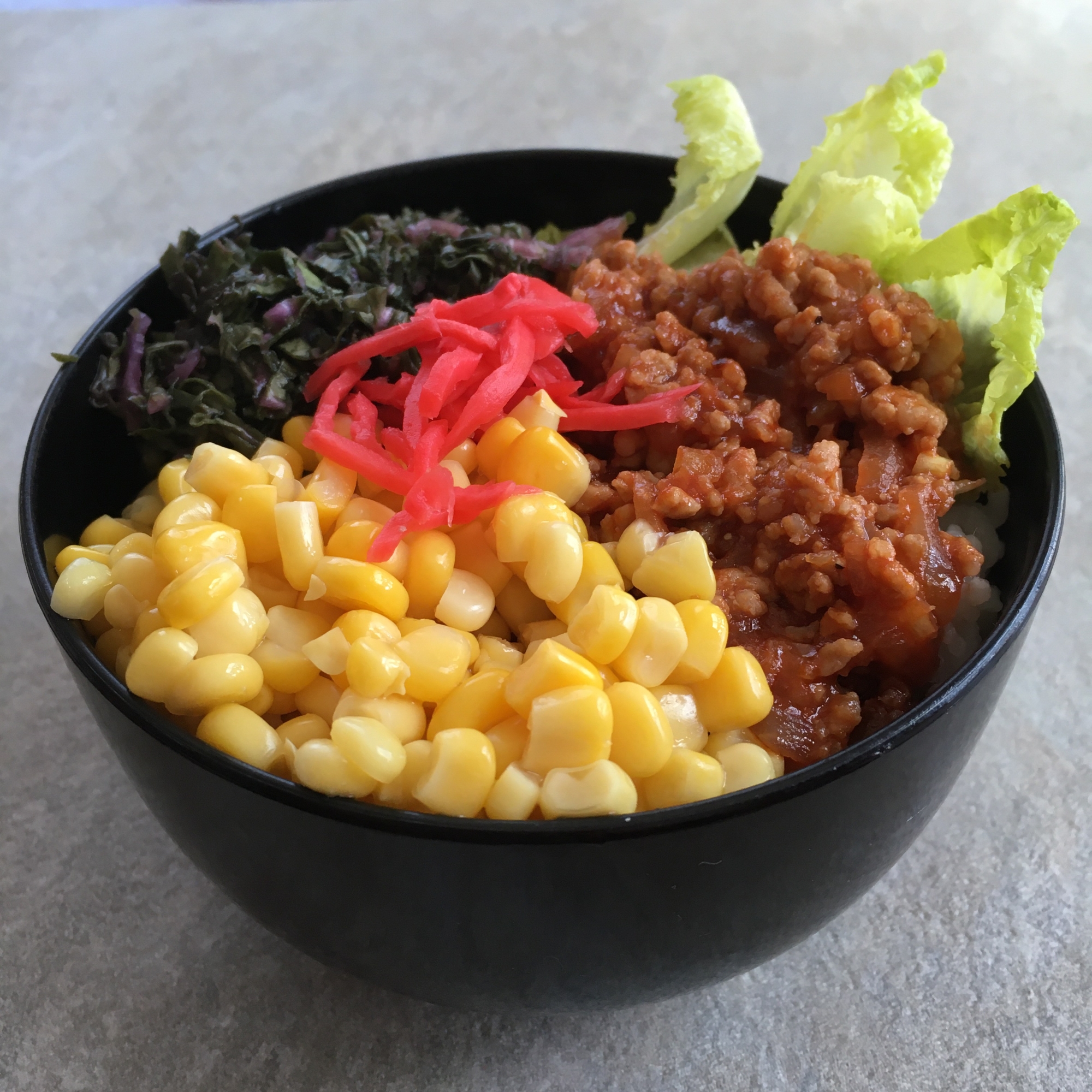 紫白菜とそぼろとコーンの三色丼♪