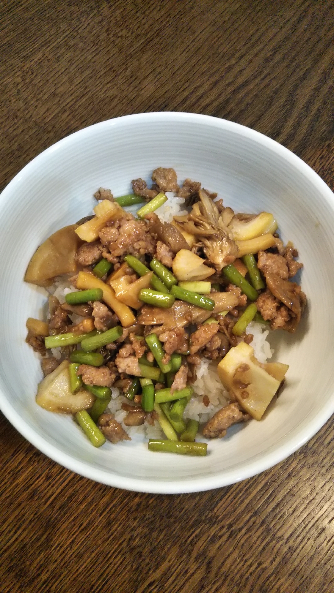 タケノコとにんにくの芽のそぼろ丼