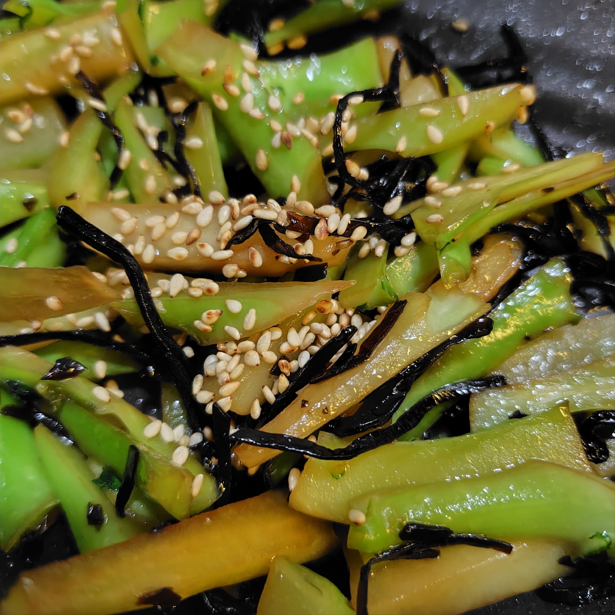 5分！コリコリ美味しいブロッコリーの軸麺つゆ炒め