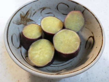 レンジでチンしてからだと、すぐに柔らかく煮えるから嬉しい～♪
ホクホクのサツマイモが美味しいねっ～(*^_^*)