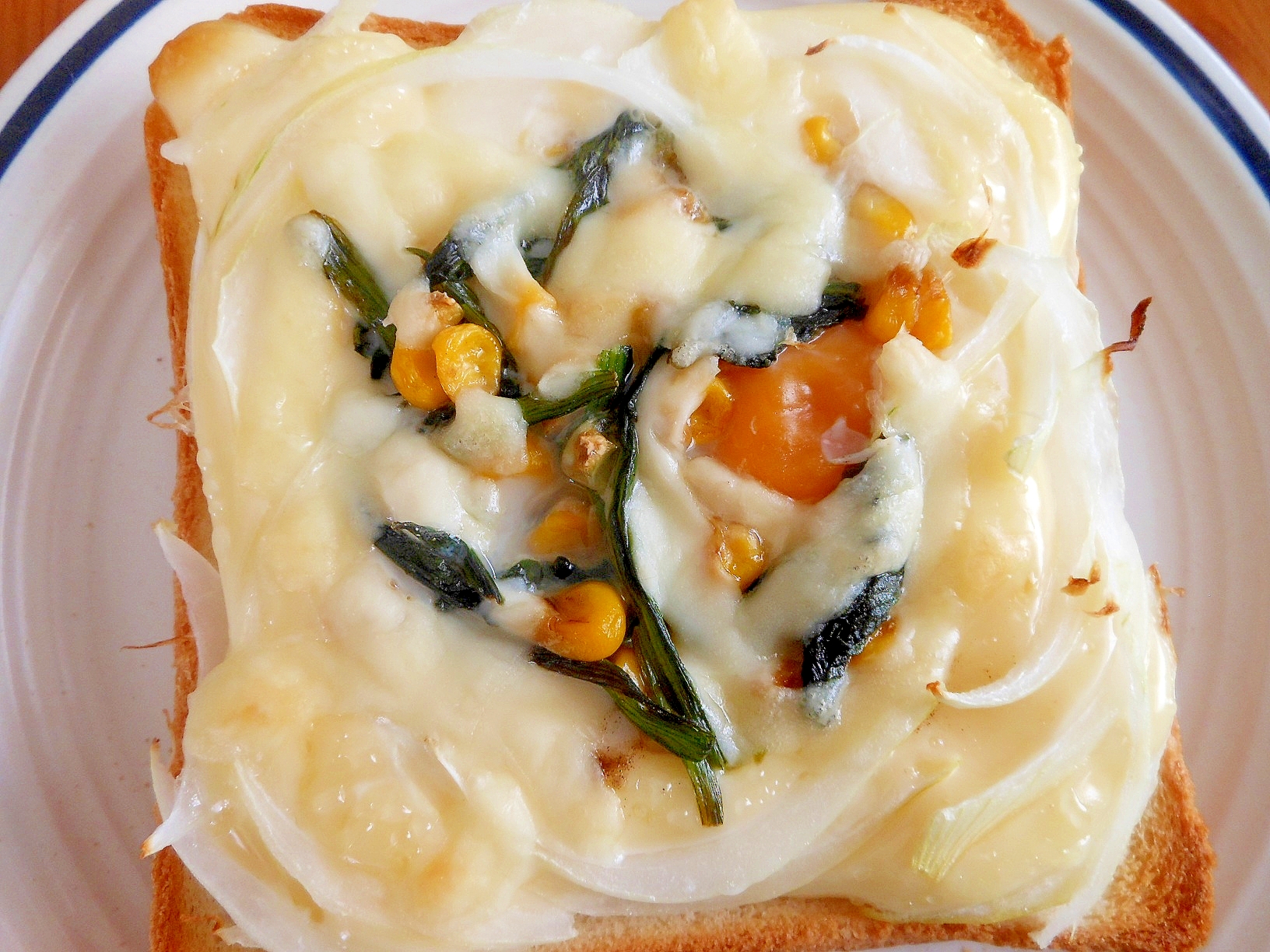 半熟卵とチーズのトースト