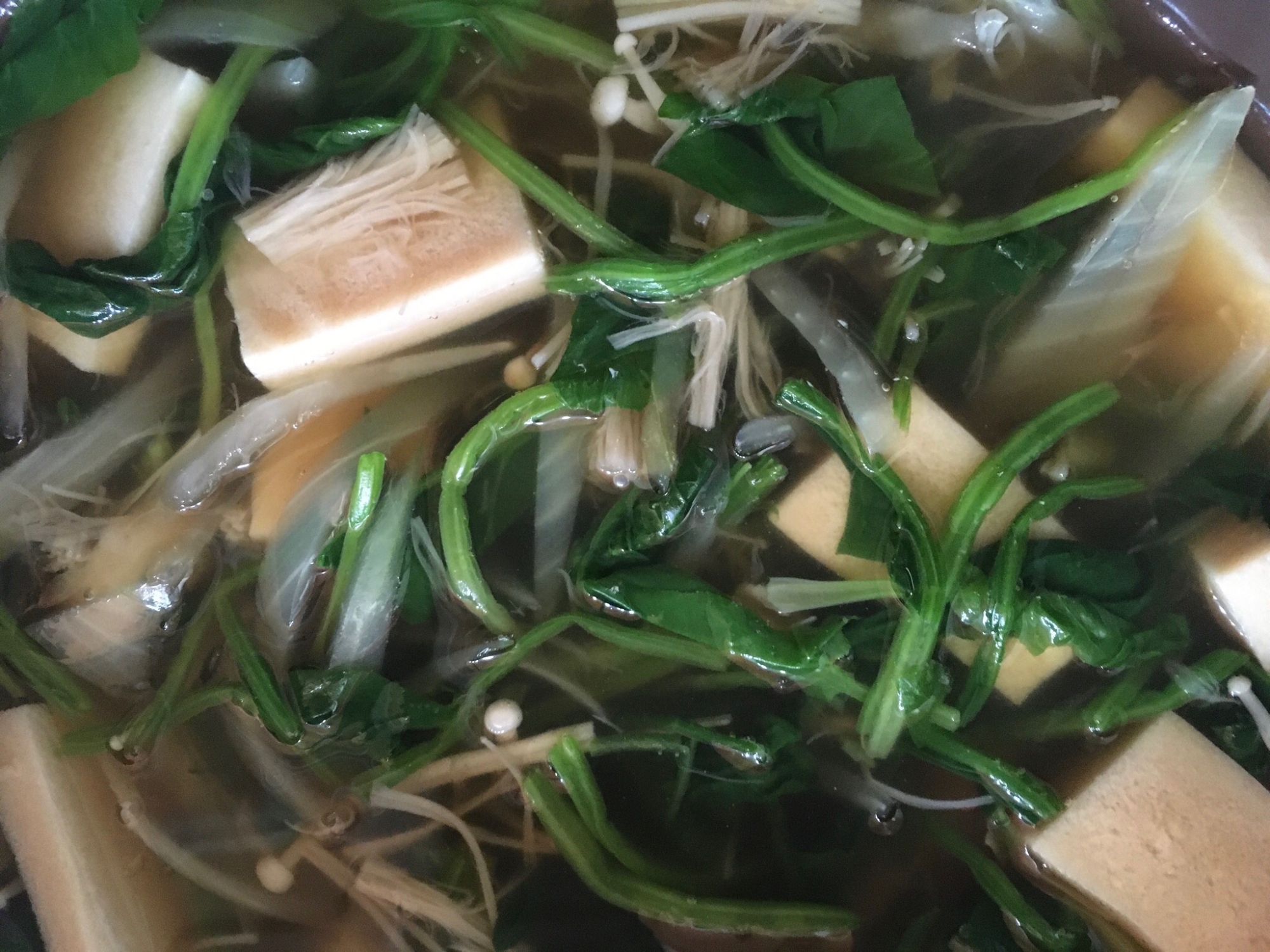 たまねぎとほうれん草と高野豆腐とえのきの汁物