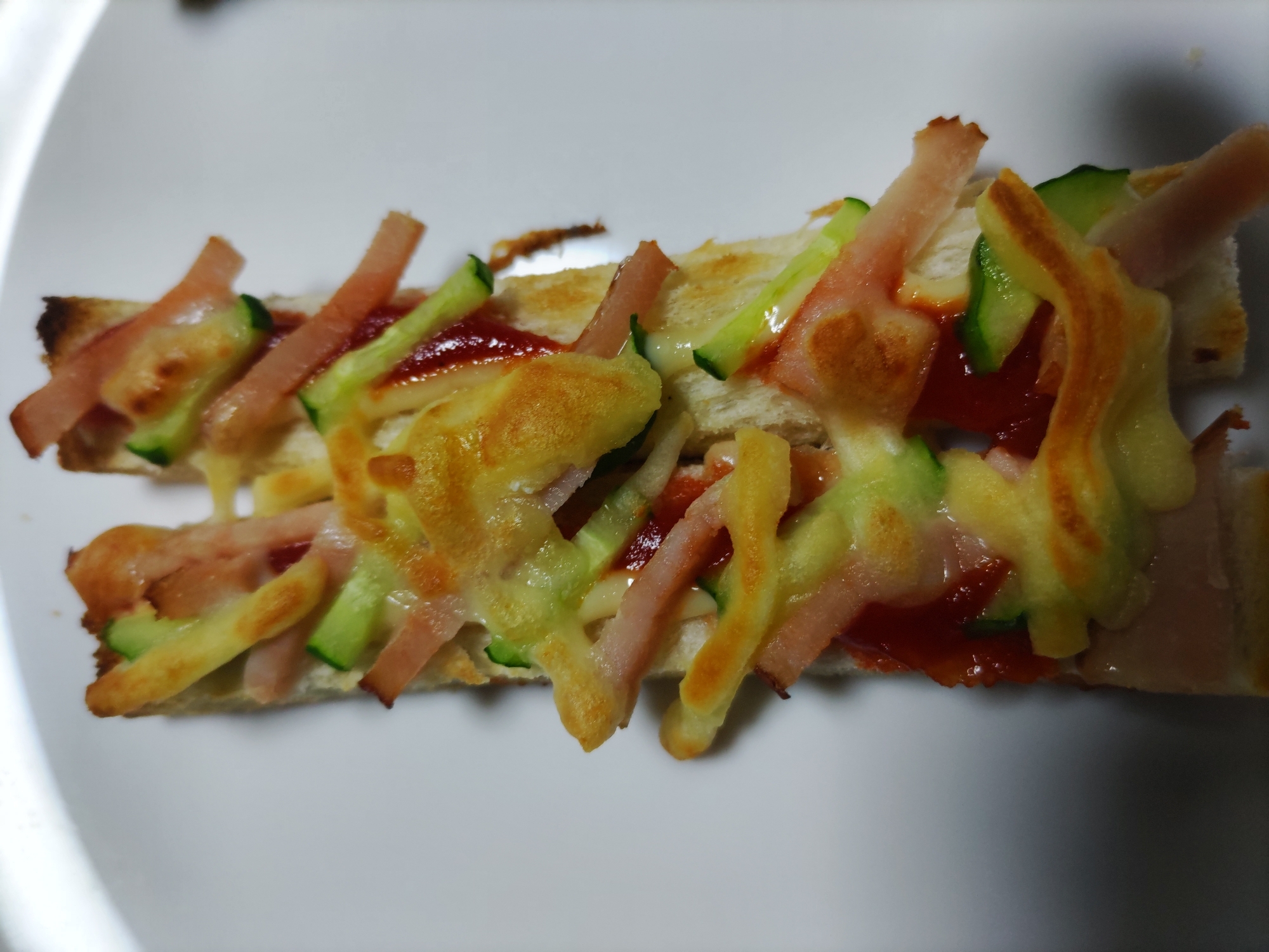 ハムときゅうりのパンの耳チーズトースト