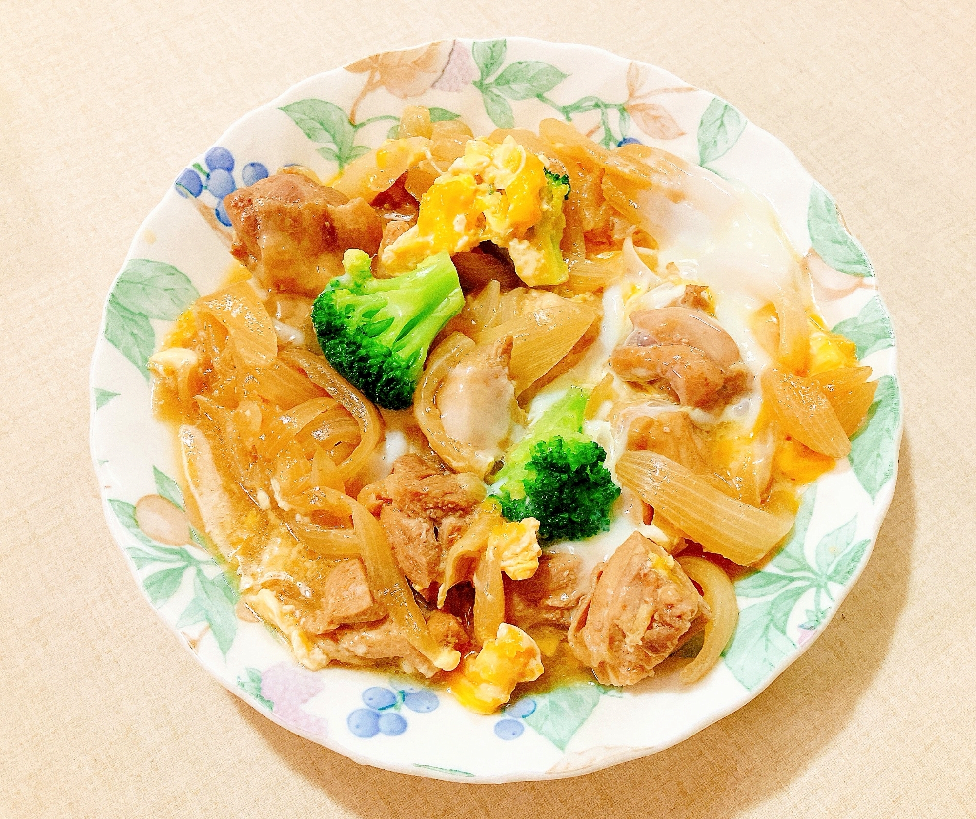 玉葱と鶏もも肉とブロッコリーの卵とじ