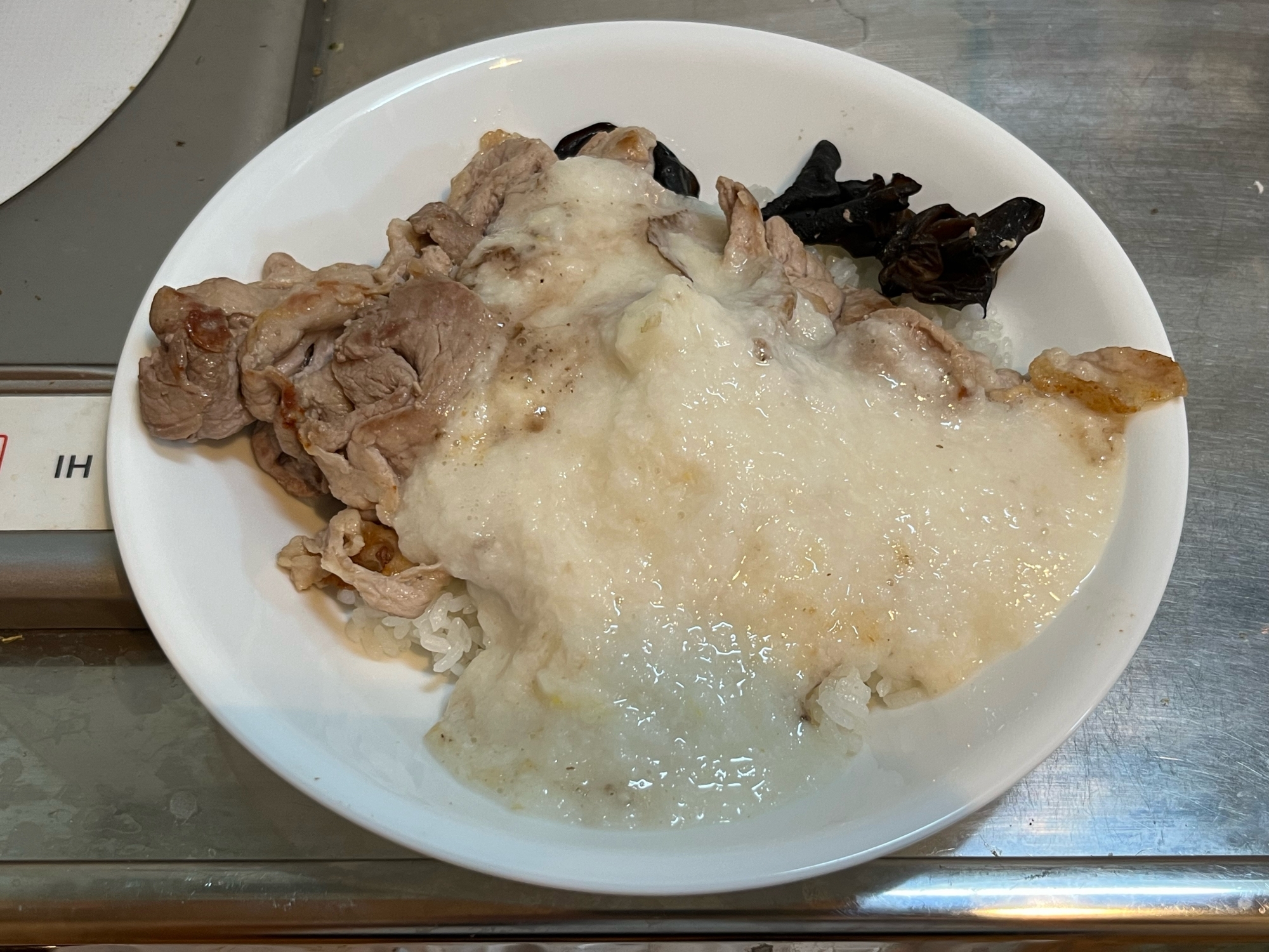 豚小間肉ときくらげのとろろ丼