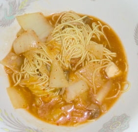 キムチ鍋の残りで初めてラーメン入り作りましたが、簡単で嬉しかった！ガラスープを入れることによってさらにスープが美味しくなりますね♥素敵なレシピ有難うございます♪