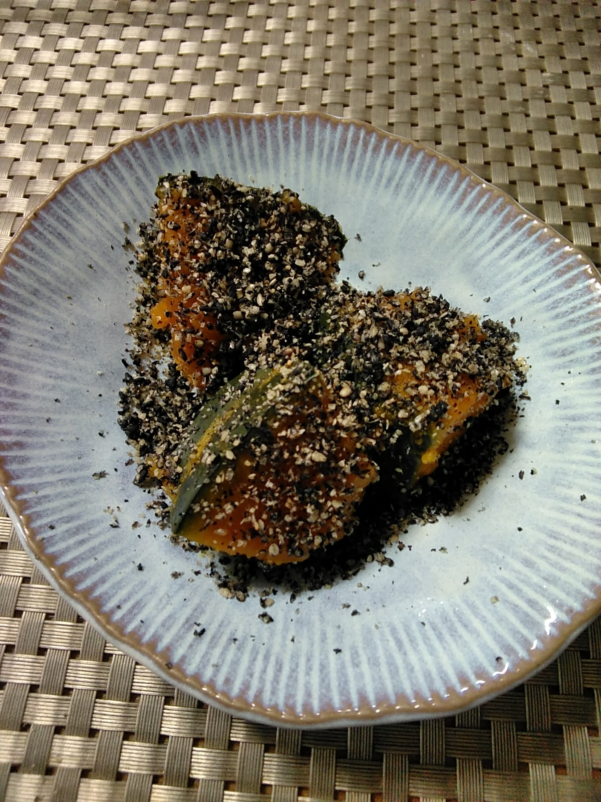 かぼちゃの煮物のたっぷり黒胡麻まぶし