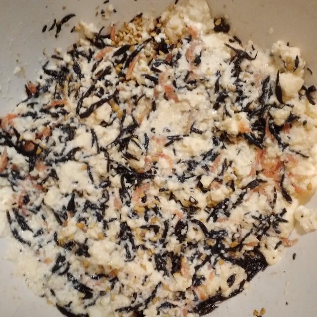 干しエビとひじきと胡麻の白和え