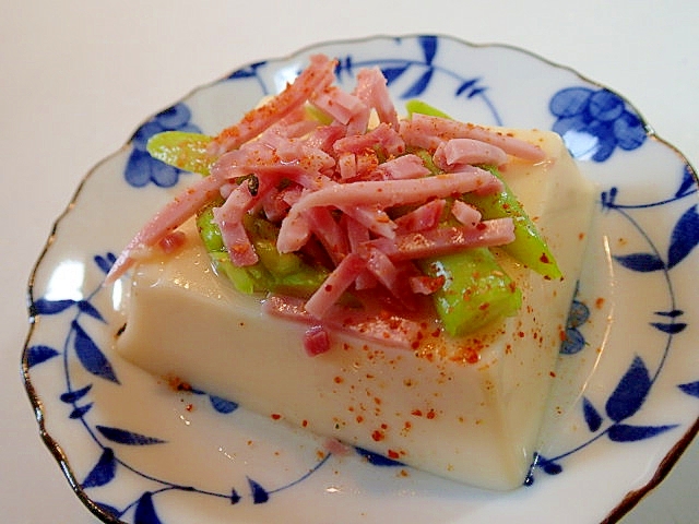 アスパラガスと刻みハムのピリ辛卵豆腐