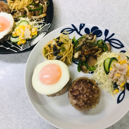 成功目玉焼きを
のせました〜
ハンバーグちょっと
小さくて隠れちゃった(汗)
美味しかったです
╰(*´︶`*)╯♡