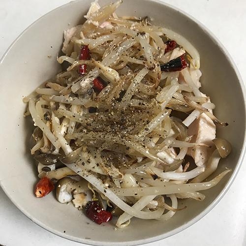もやしときのこと鶏胸の蒸し物