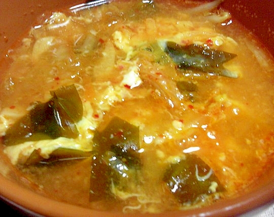 ピリ辛キムチとまろやか卵の中華スープ