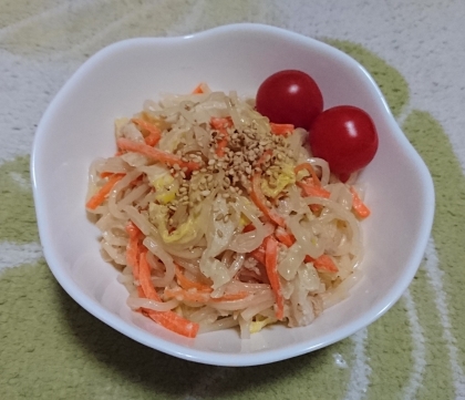 白菜の春雨サラダってありそうでなかったので新鮮でした。ドレッシングも美味しくて、野菜がたっぷり食べられました。