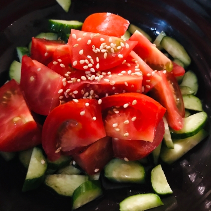 トマト・きゅうり・レタスの簡単ドレッシングサラダ