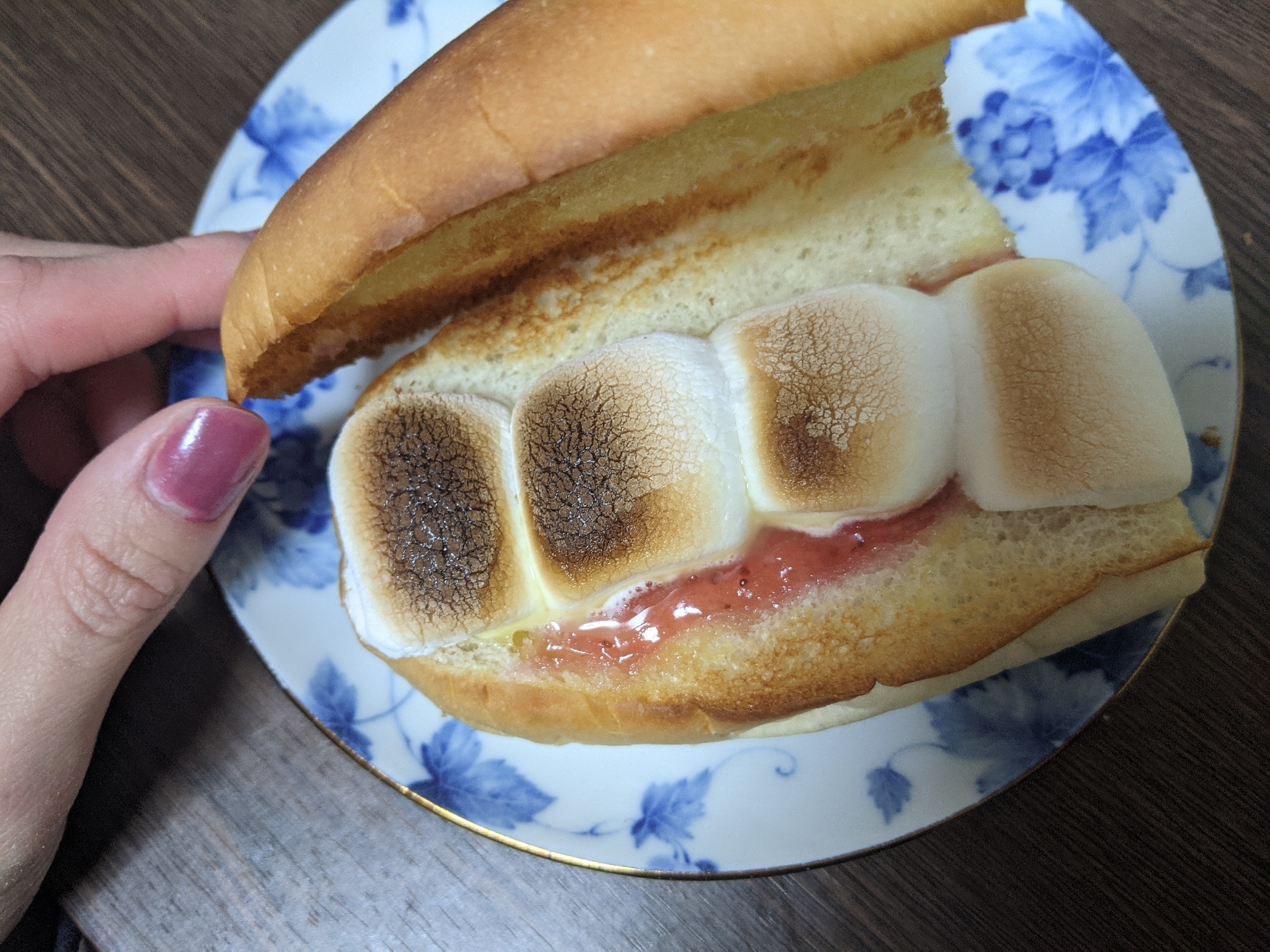 マシュマロいちごコッペパン