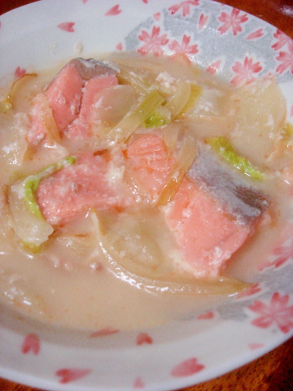 栄養満点で温まろ◎白菜と鮭のミルク・スープ