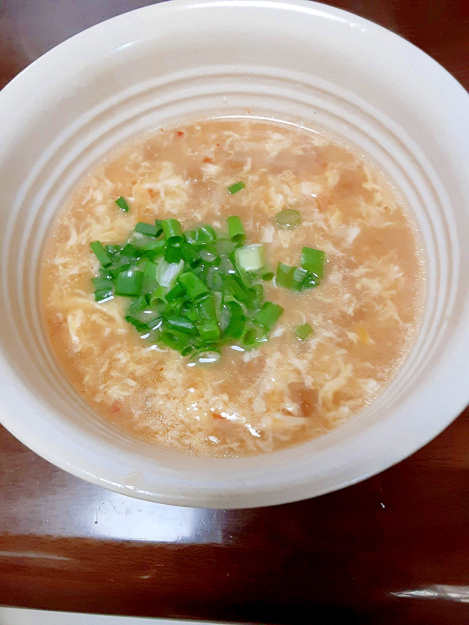 白い器に盛られた、ピリ辛納豆卵雑炊